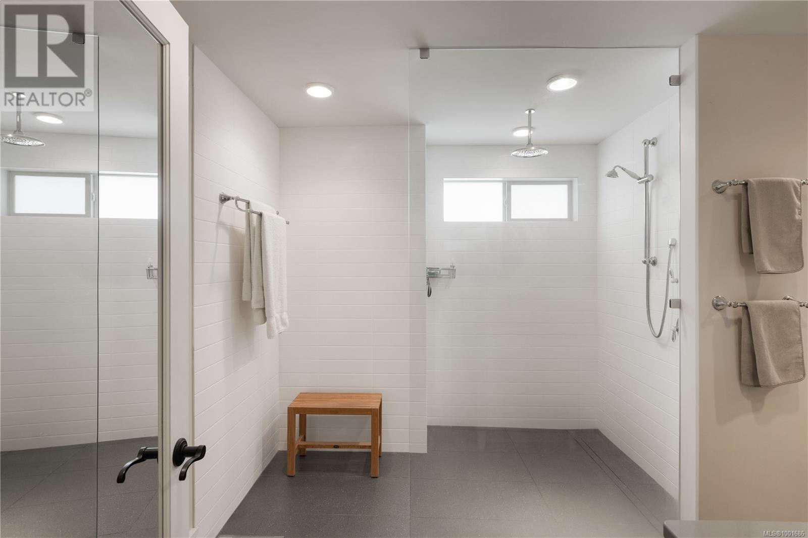  8401 Lochside Drive, Central Saanich