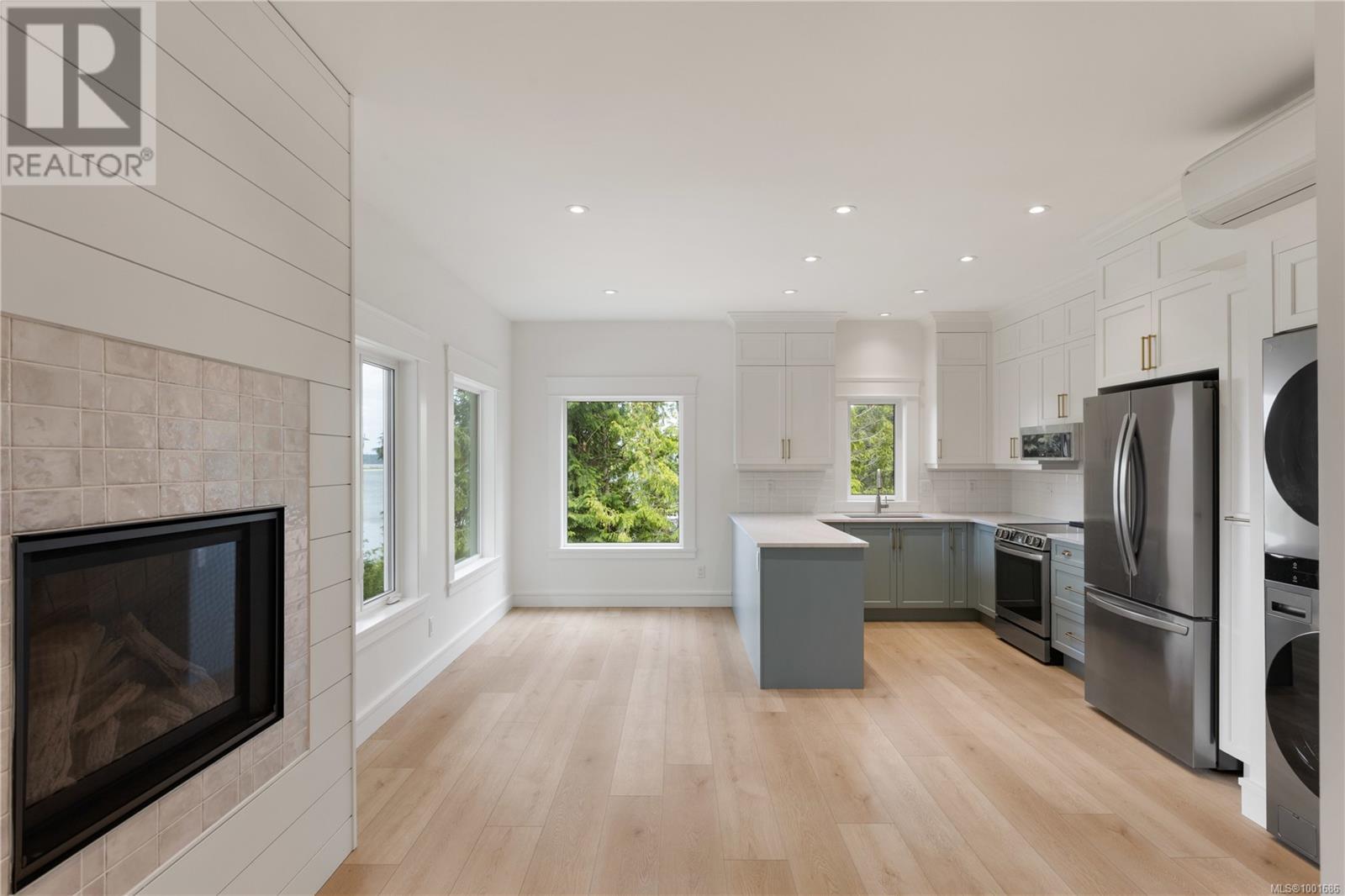 8401 Lochside Drive, Central Saanich