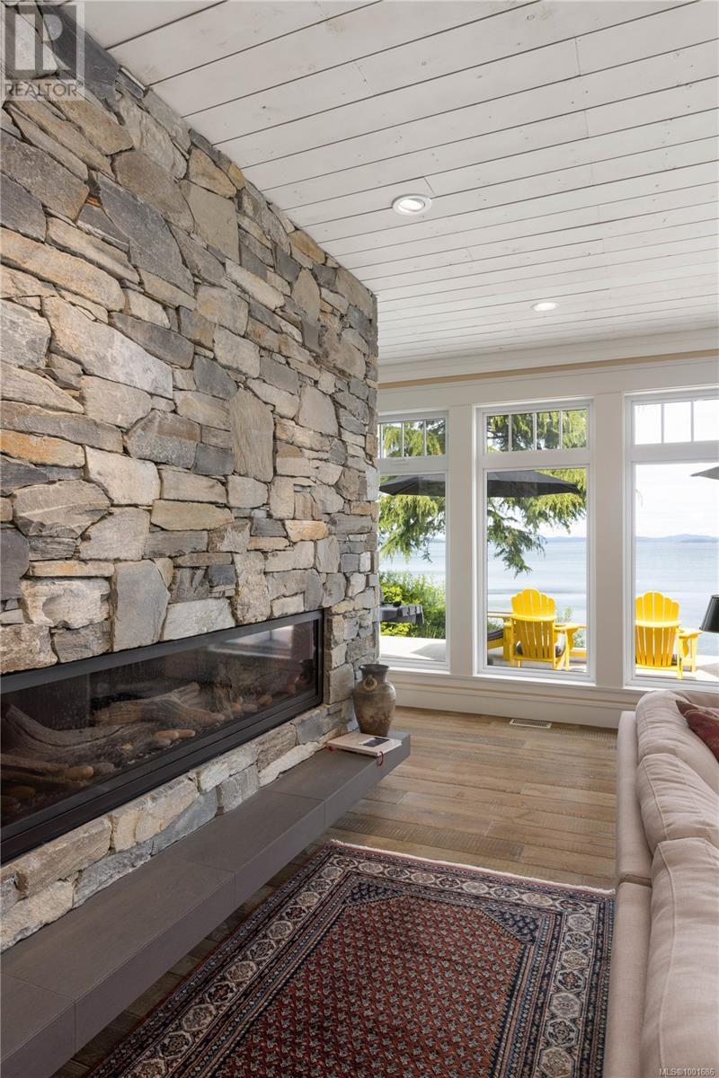  8401 Lochside Drive, Central Saanich