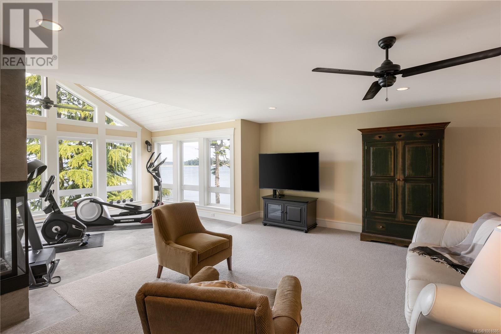  8401 Lochside Drive, Central Saanich