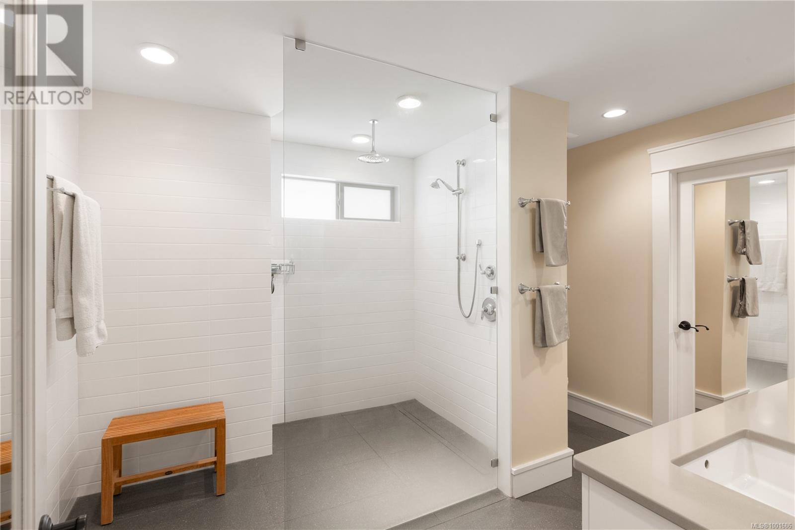 8401 Lochside Drive, Central Saanich