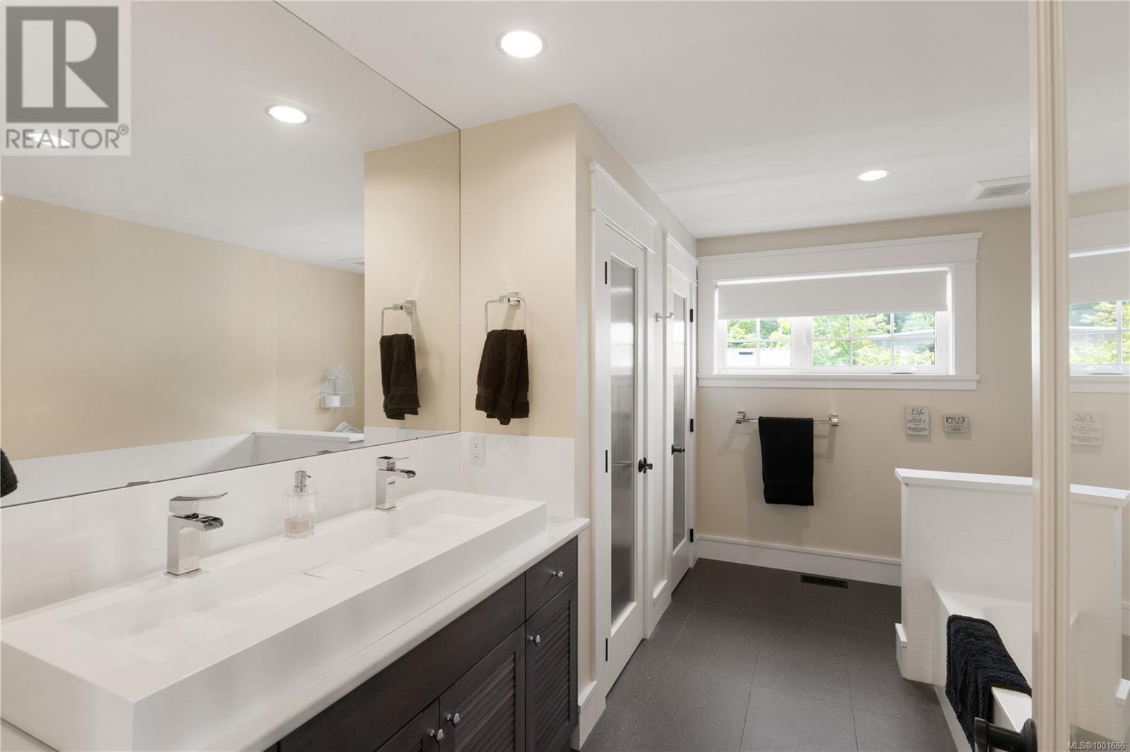  8401 Lochside Drive, Central Saanich
