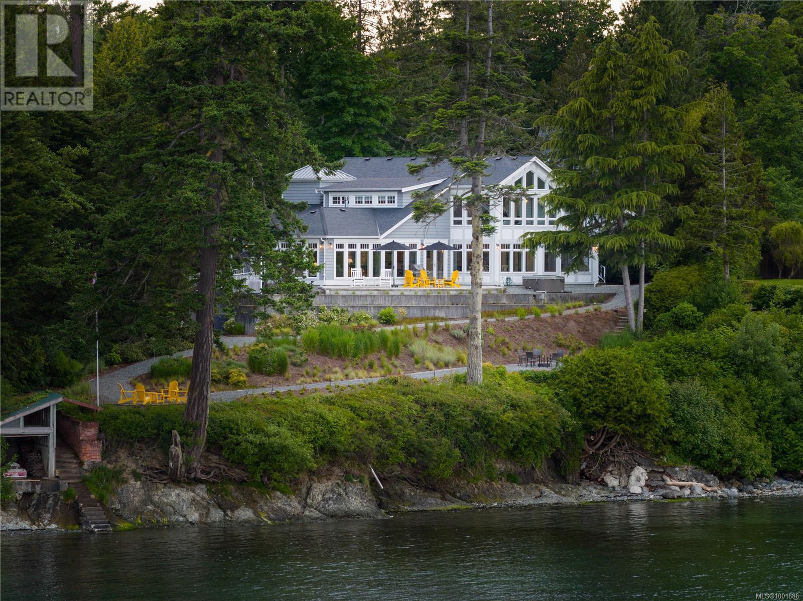  8401 Lochside Drive, Central Saanich