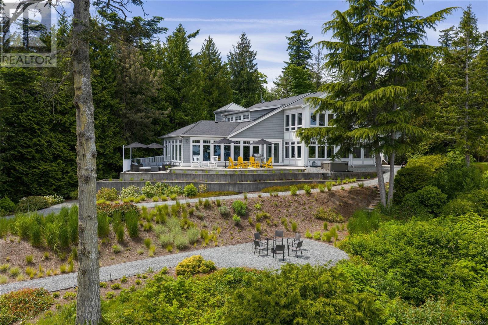 8401 Lochside Drive, Central Saanich