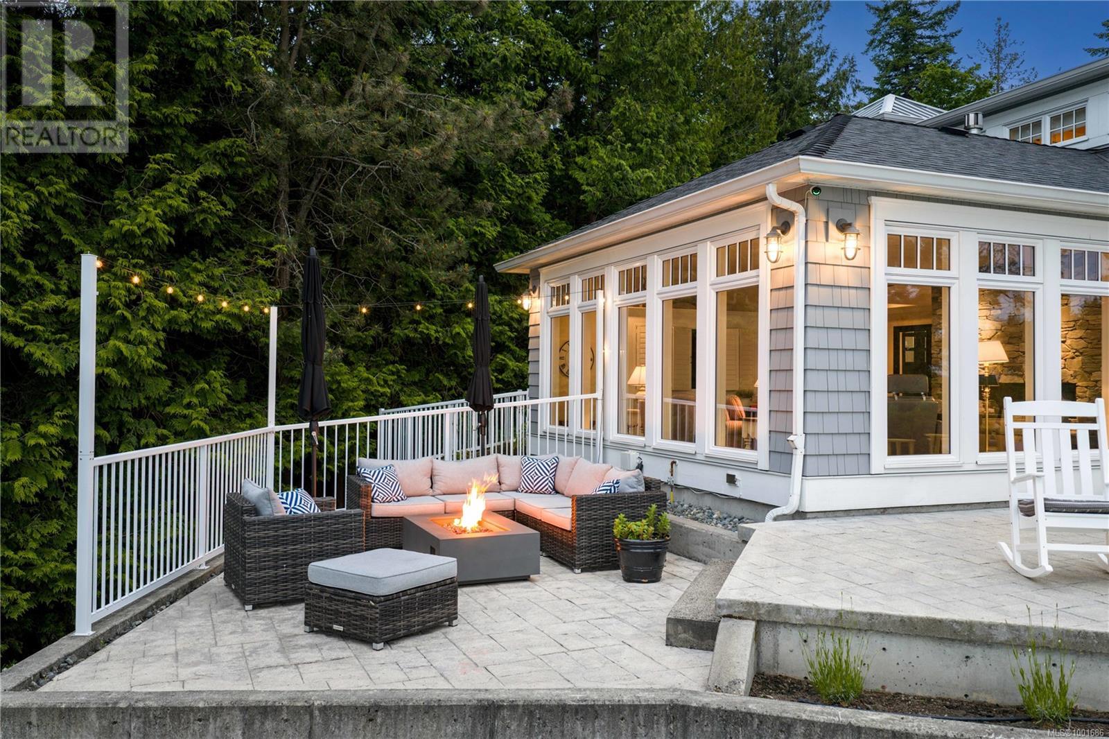  8401 Lochside Drive, Central Saanich