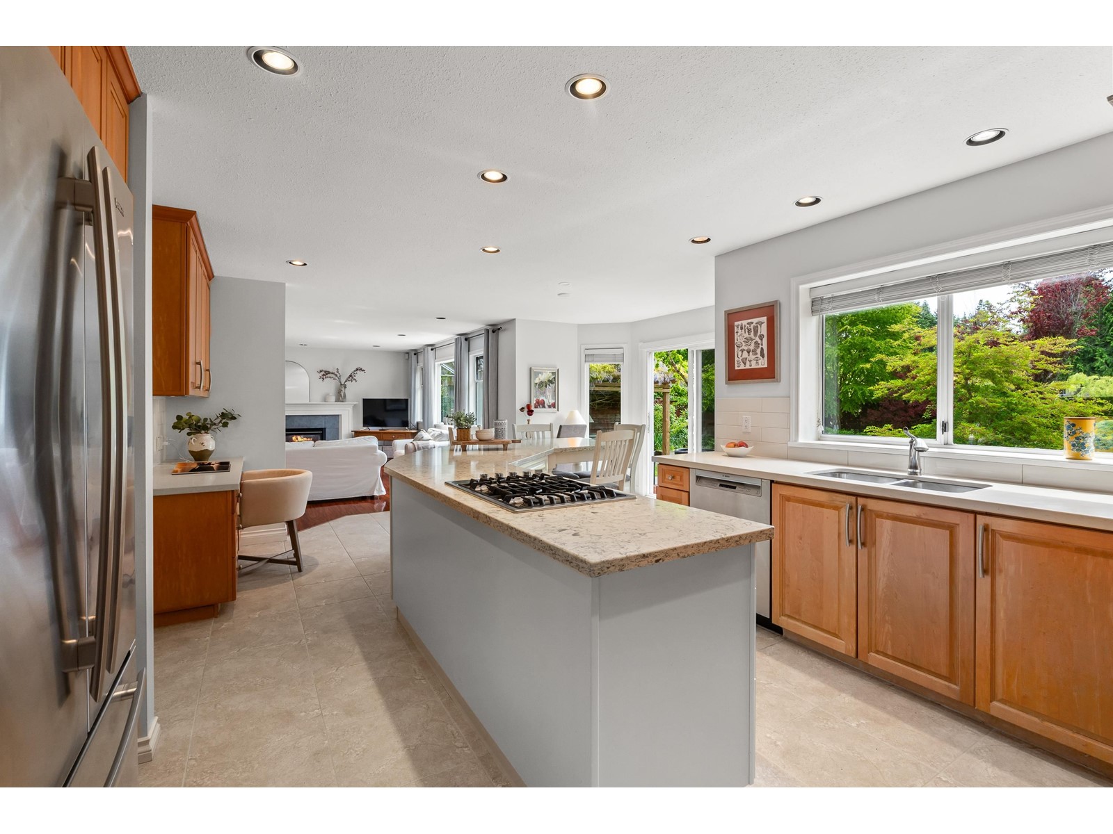 Photo 10 of 13808 19 A Avenue, Surrey BC