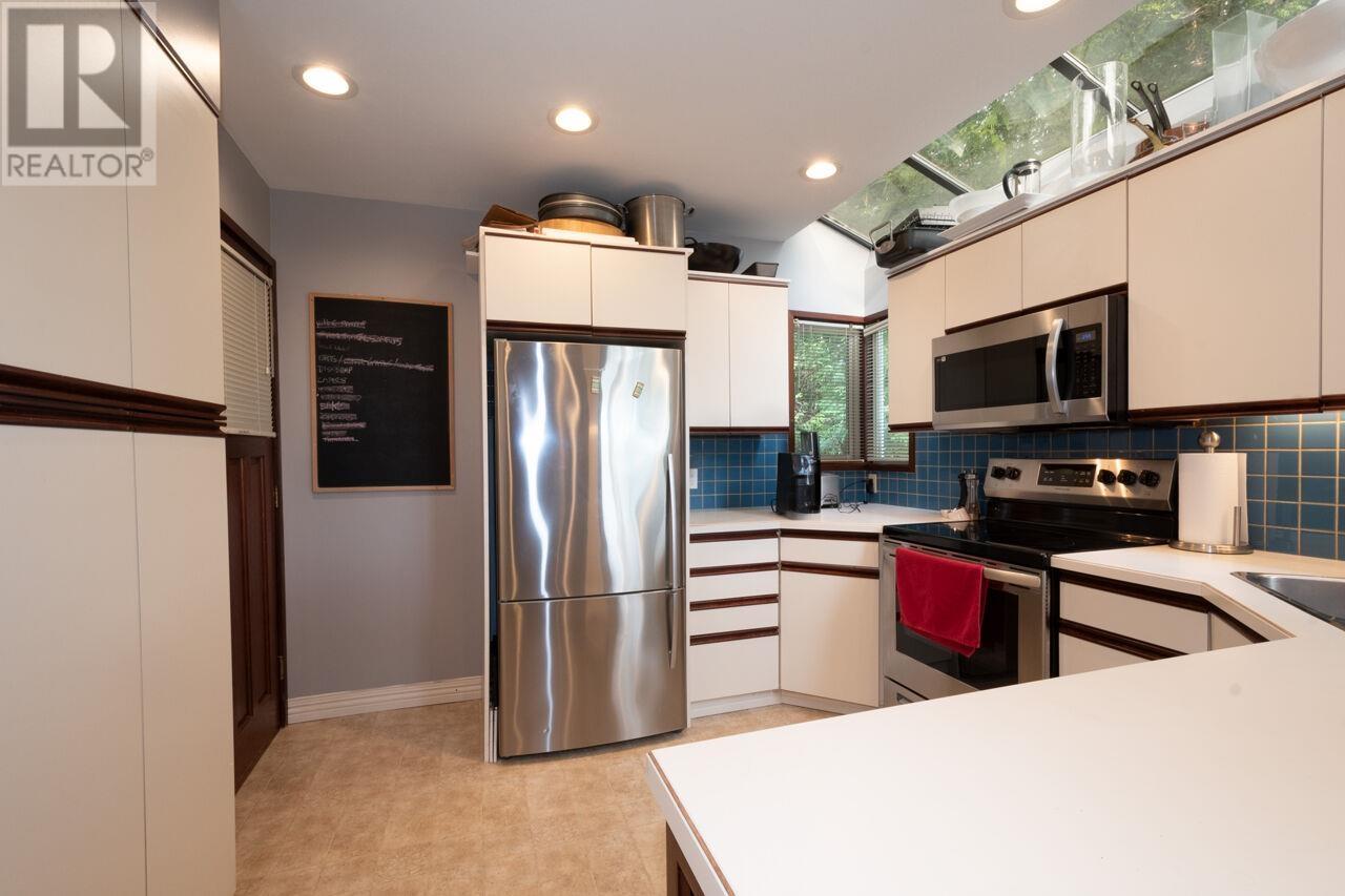 3284 MATHERS AVENUE, West Vancouver