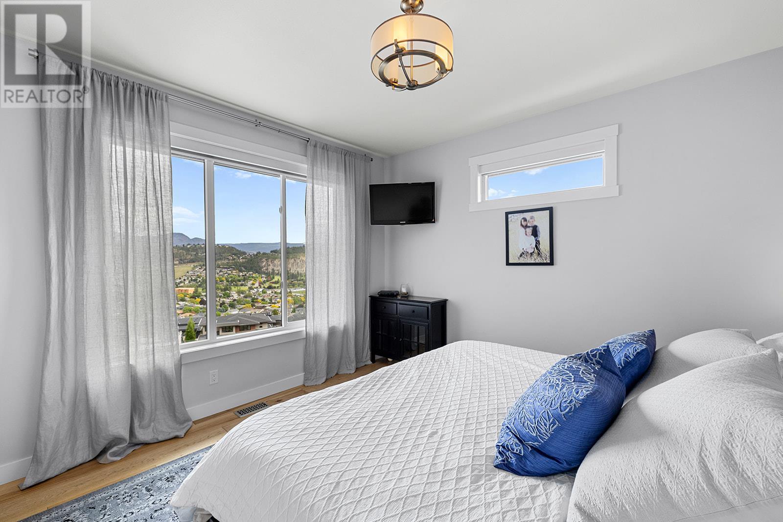  718 Highpointe Drive, Kelowna