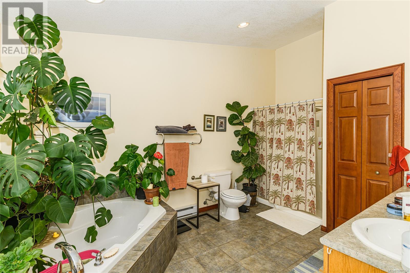 11 133 Corbett Rd, Salt Spring