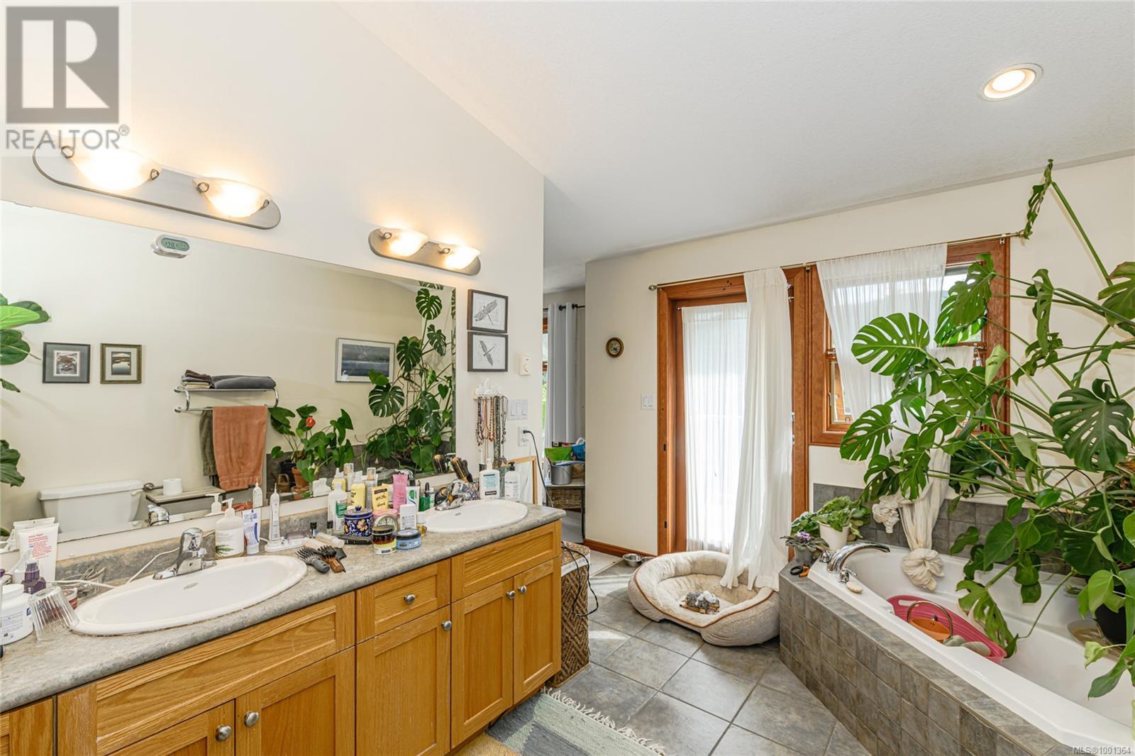 11 133 Corbett Rd, Salt Spring
