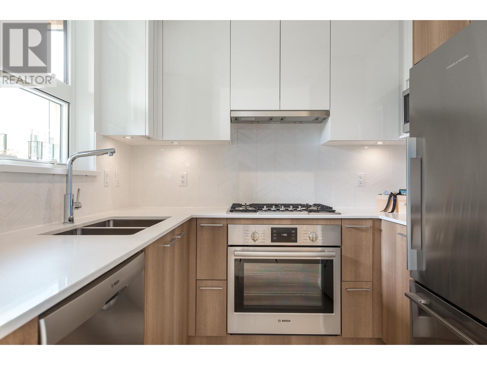 111 715 W 15TH STREET, North Vancouver real estate listing R3008833