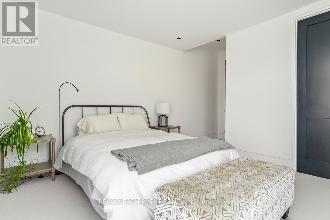 Photo 32 of 1308 Greenoaks Drive, Mississauga ON