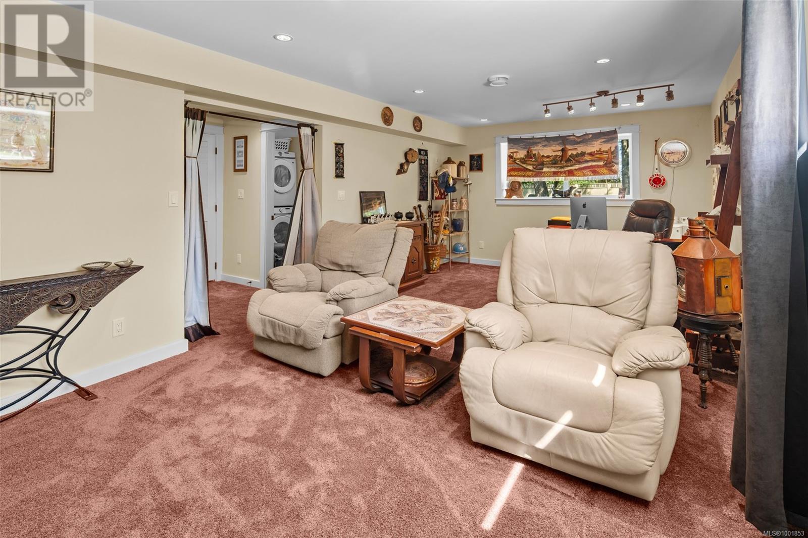  8545 Aldous Terrace, North Saanich