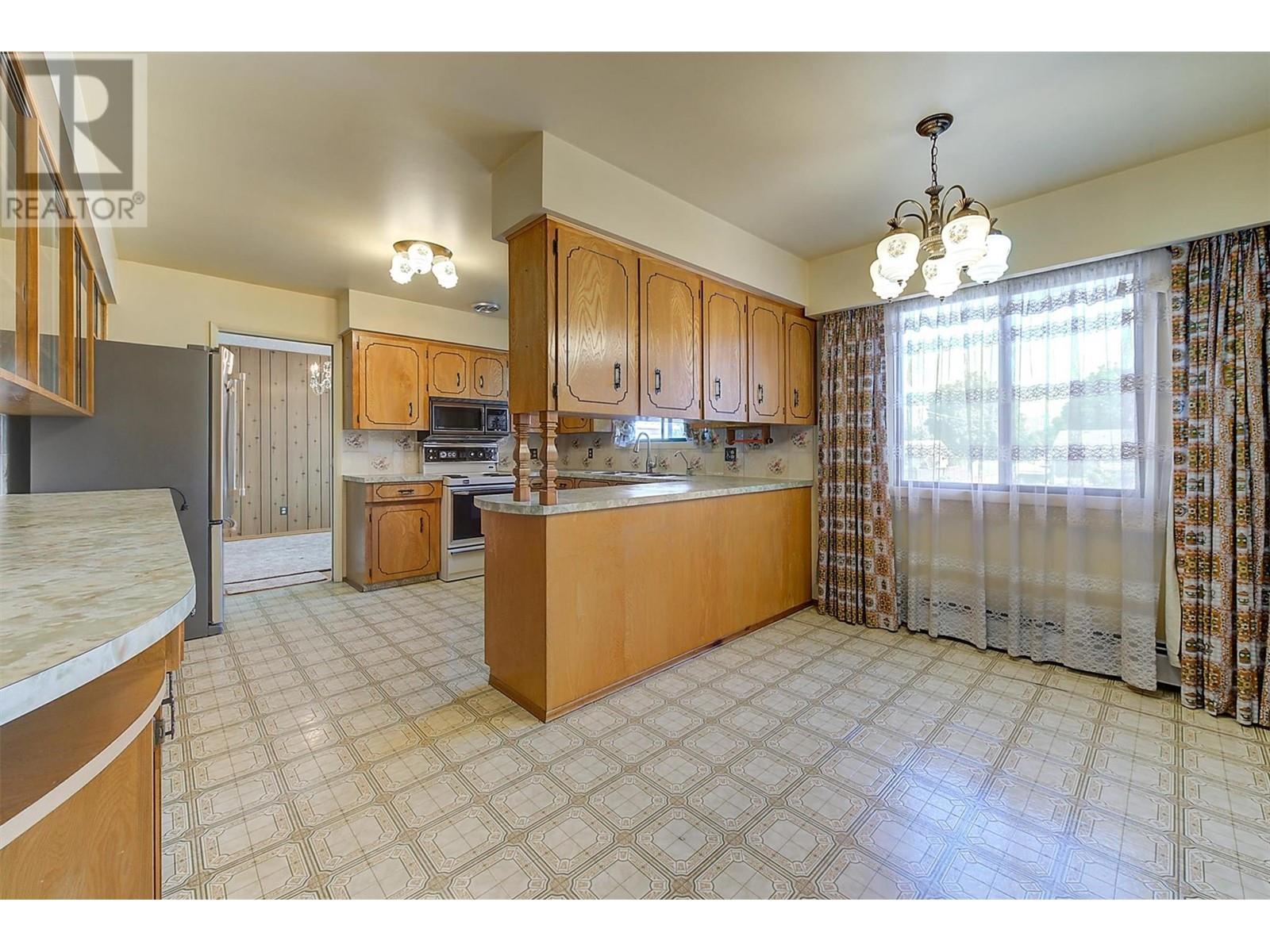  734 Francis Avenue, Kelowna