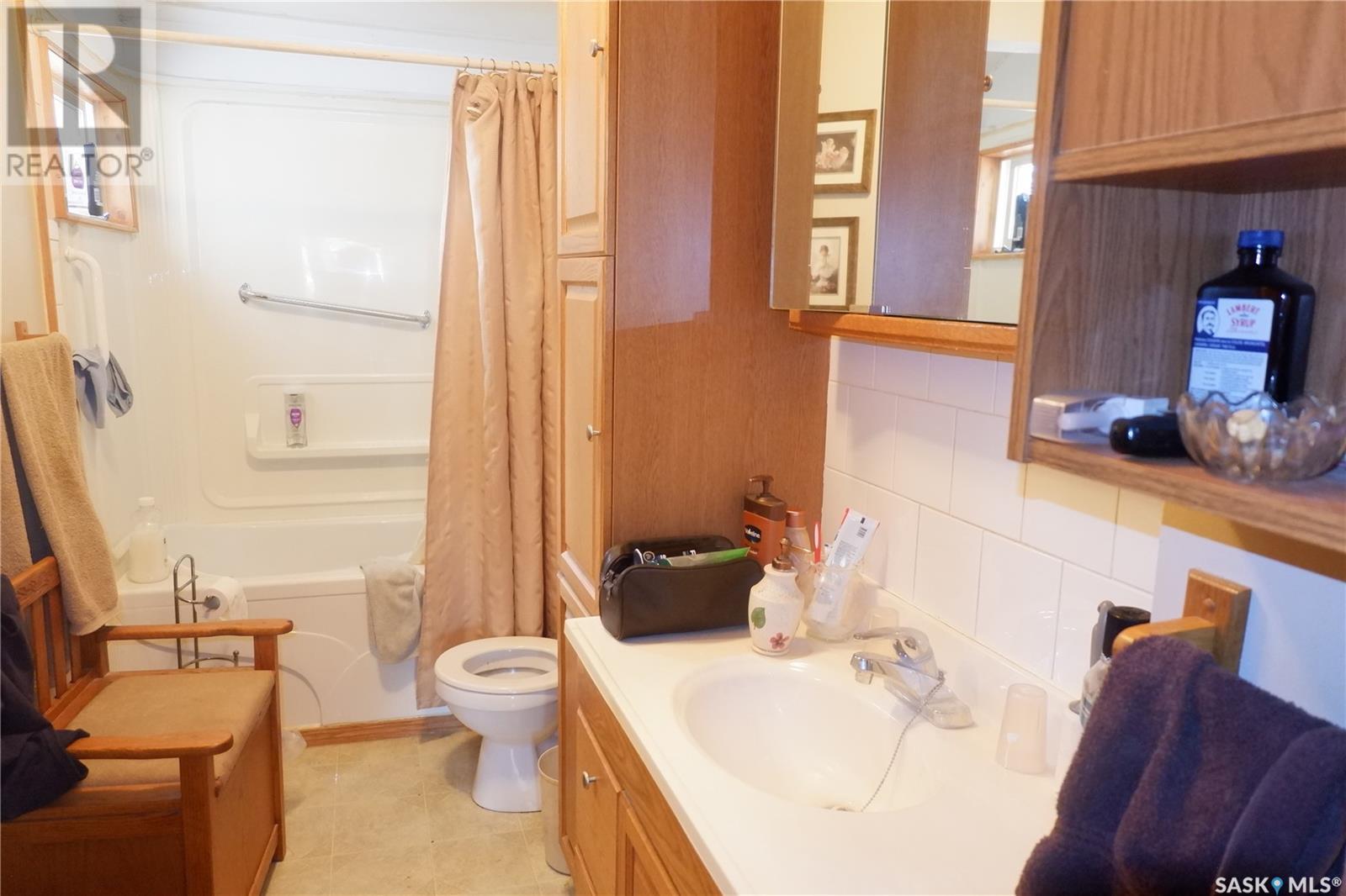 Photo 11 of 114 5th Avenue W, Assiniboia SK