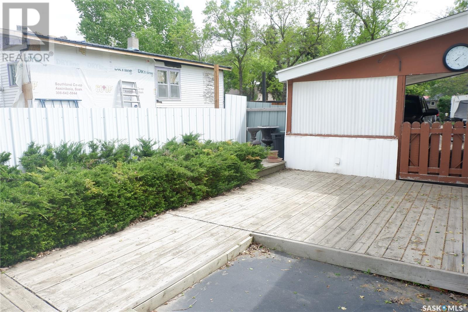 Photo 21 of 114 5th Avenue W, Assiniboia SK