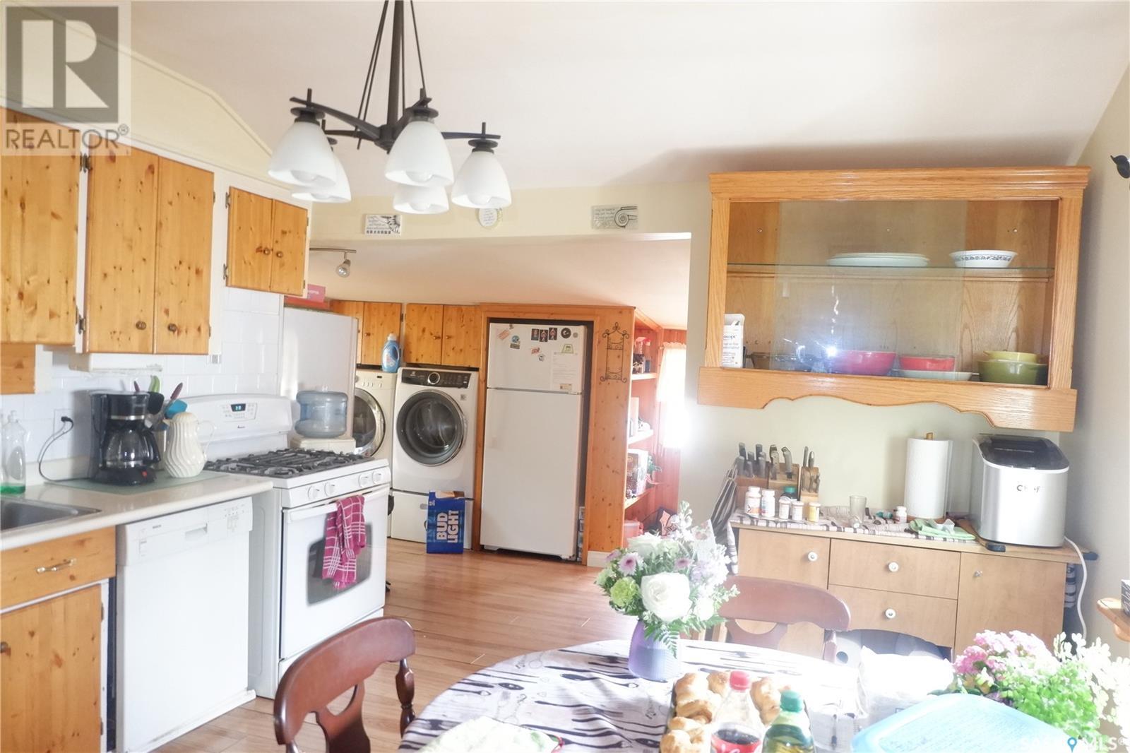 Photo 7 of 114 5th Avenue W, Assiniboia SK