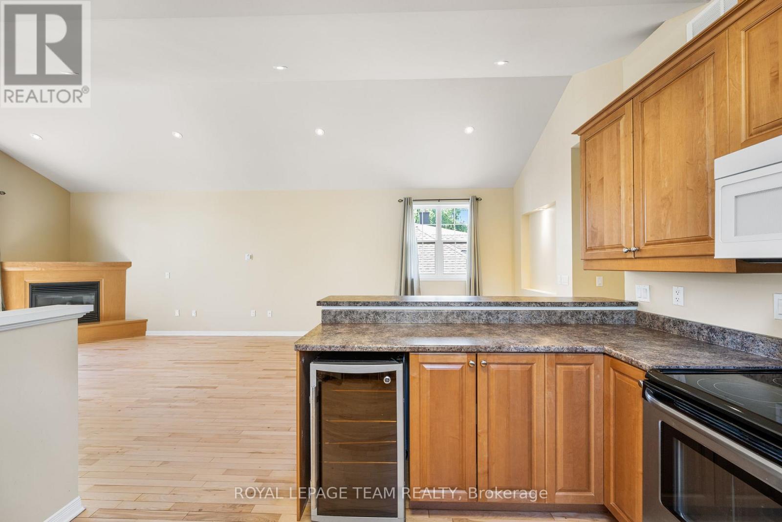Photo 15 of 2911 Ahearn Avenue, Ottawa ON