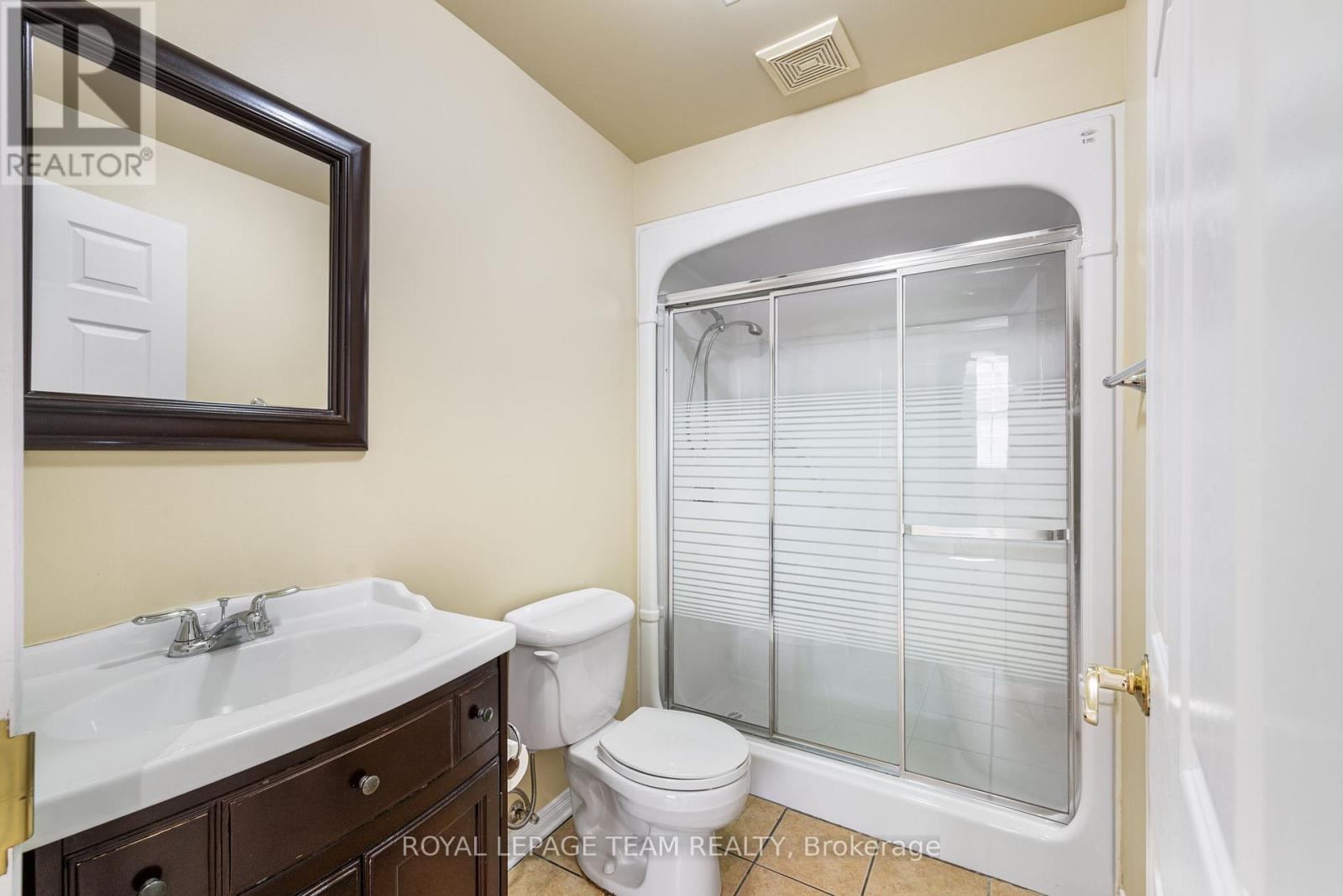 Photo 4 of 2911 Ahearn Avenue, Ottawa ON
