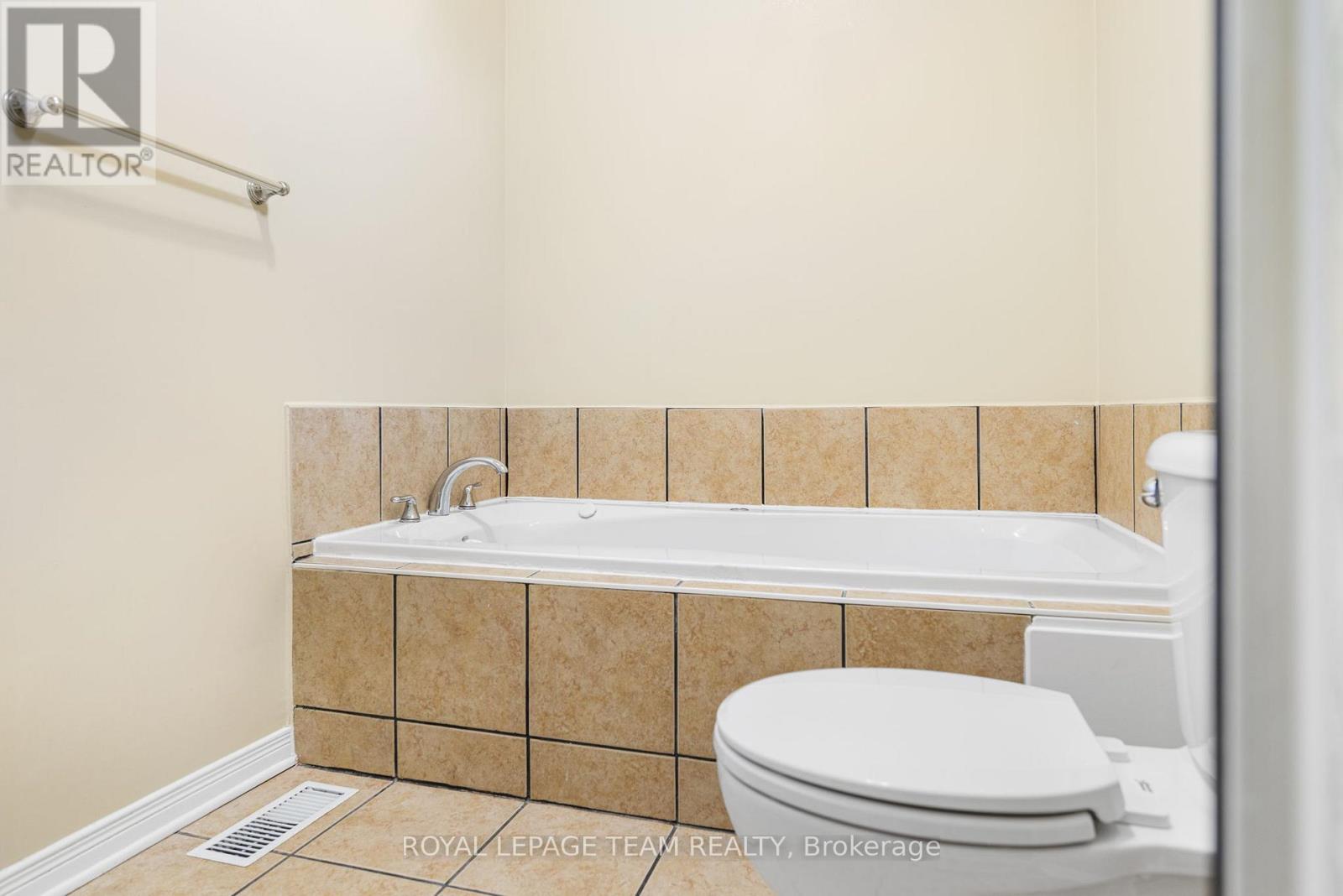 Photo 29 of 2911 Ahearn Avenue, Ottawa ON