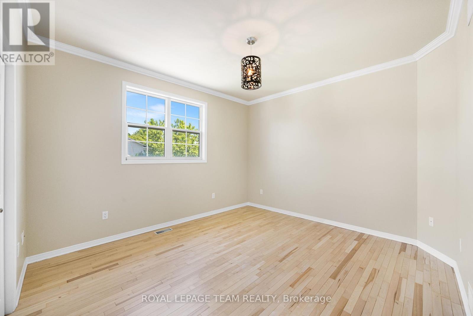 Photo 6 of 2911 Ahearn Avenue, Ottawa ON