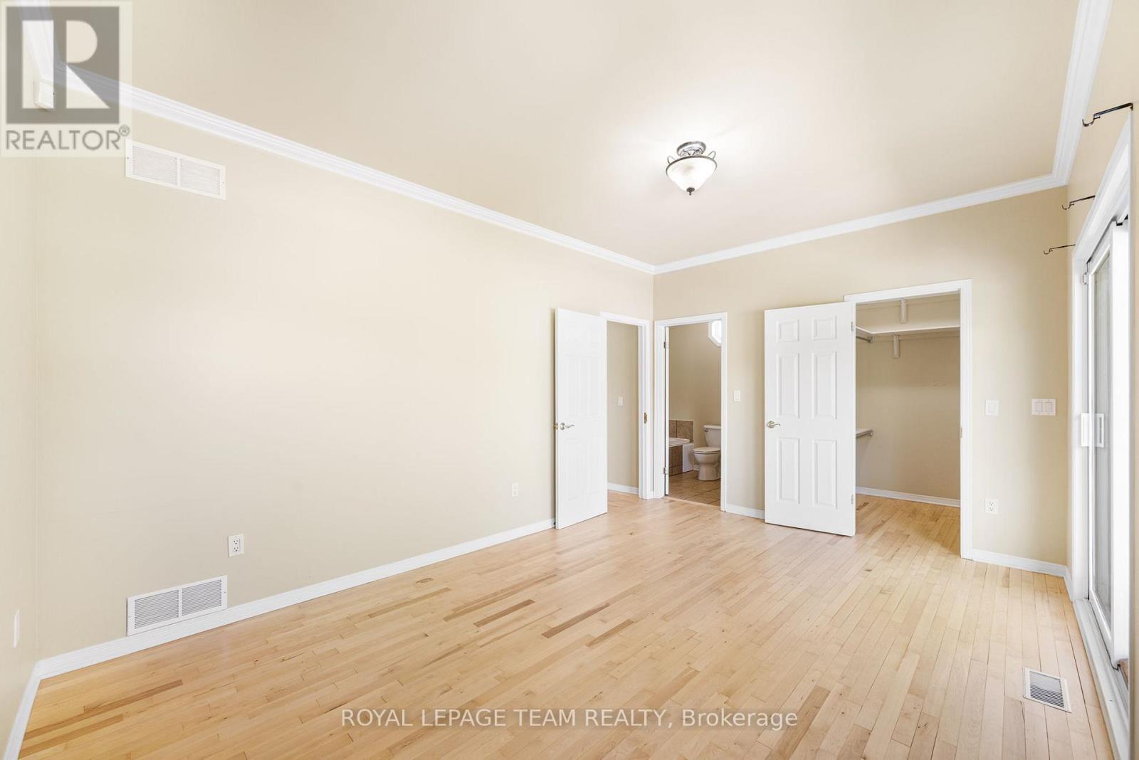 Photo 7 of 2911 Ahearn Avenue, Ottawa ON
