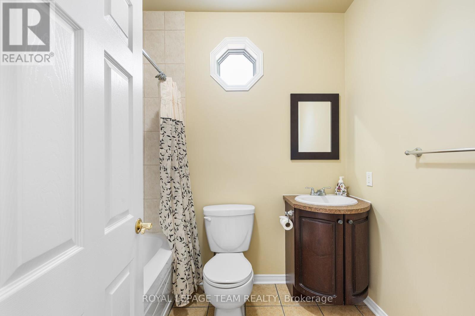 Photo 11 of 2911 Ahearn Avenue, Ottawa ON