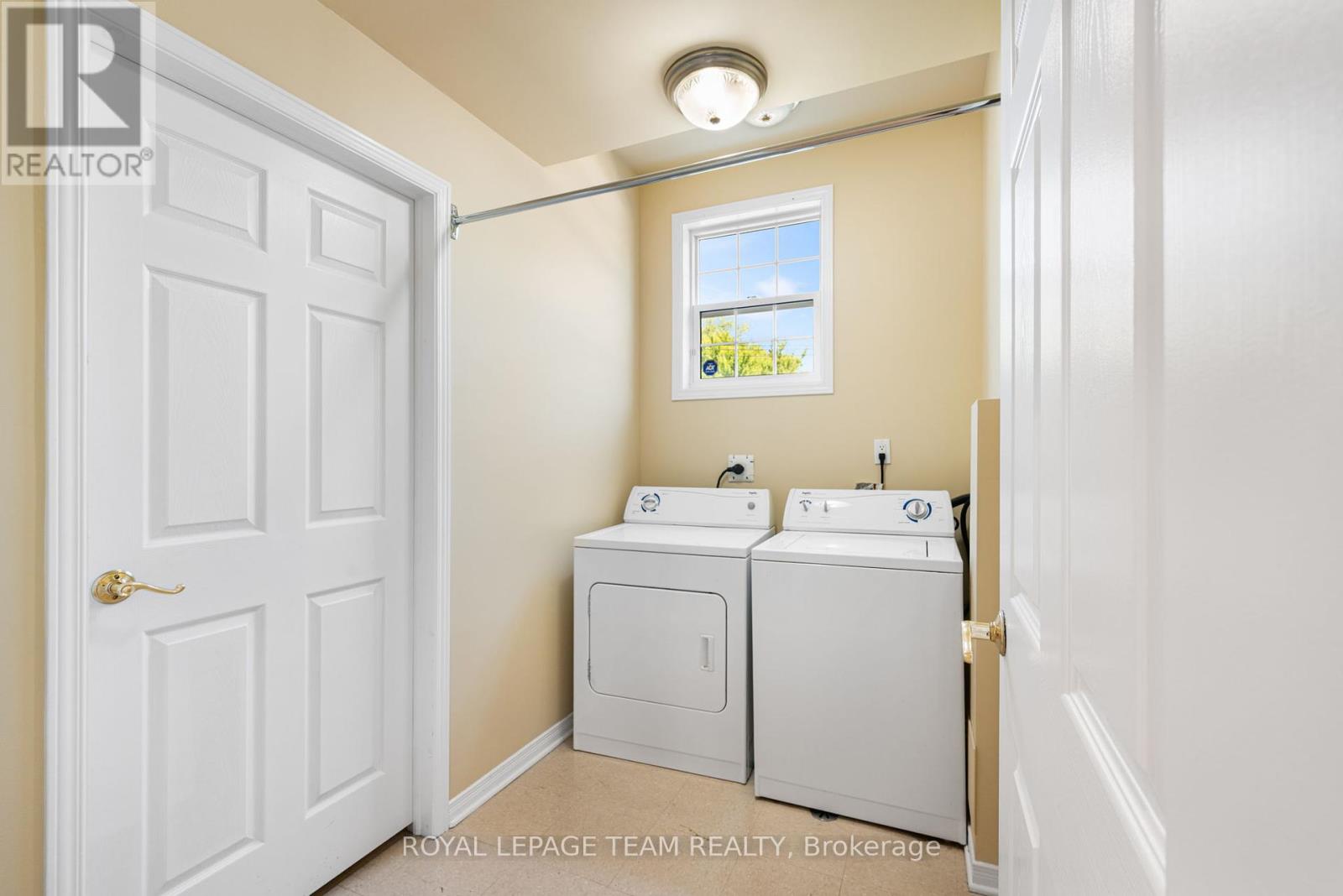 Photo 36 of 2911 Ahearn Avenue, Ottawa ON