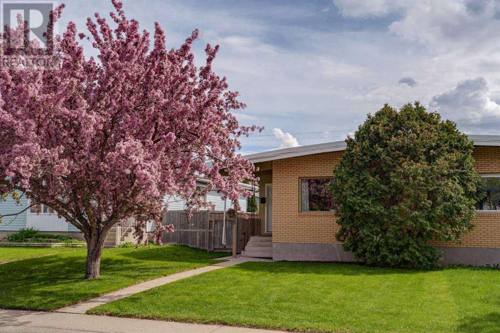 Single Family House Bungalow for Sale in  Kingsmere Crescent SW Kingsland Calgary 