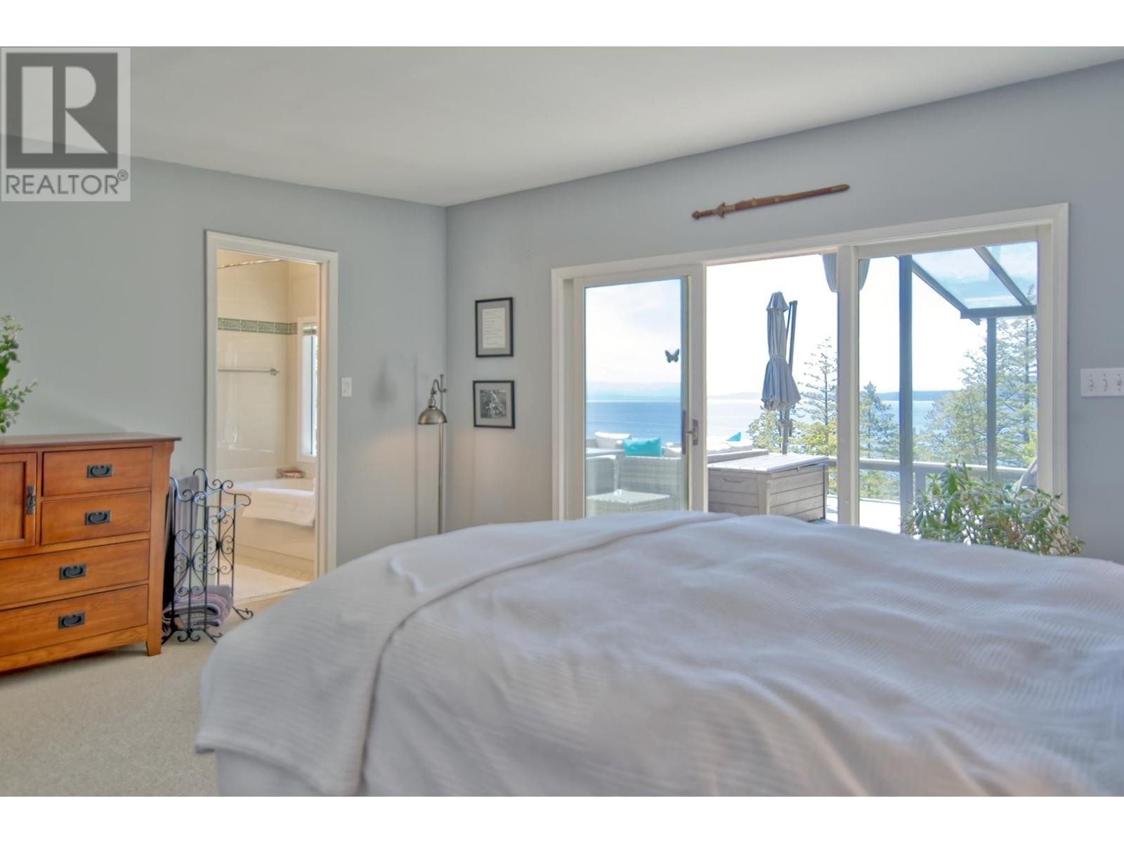 10991- 10993 SUNSHINE COAST HIGHWAY, Halfmoon Bay