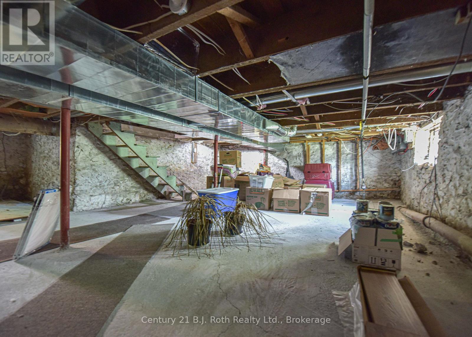 Photo 7 of 33 Sussex Street S, Kawartha Lakes ON