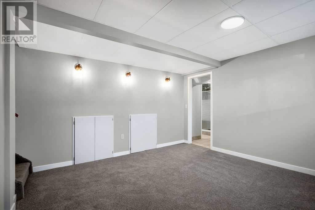 Single Family House 4 Level for Sale in  Applecrest Court SE Applewood Park Calgary 