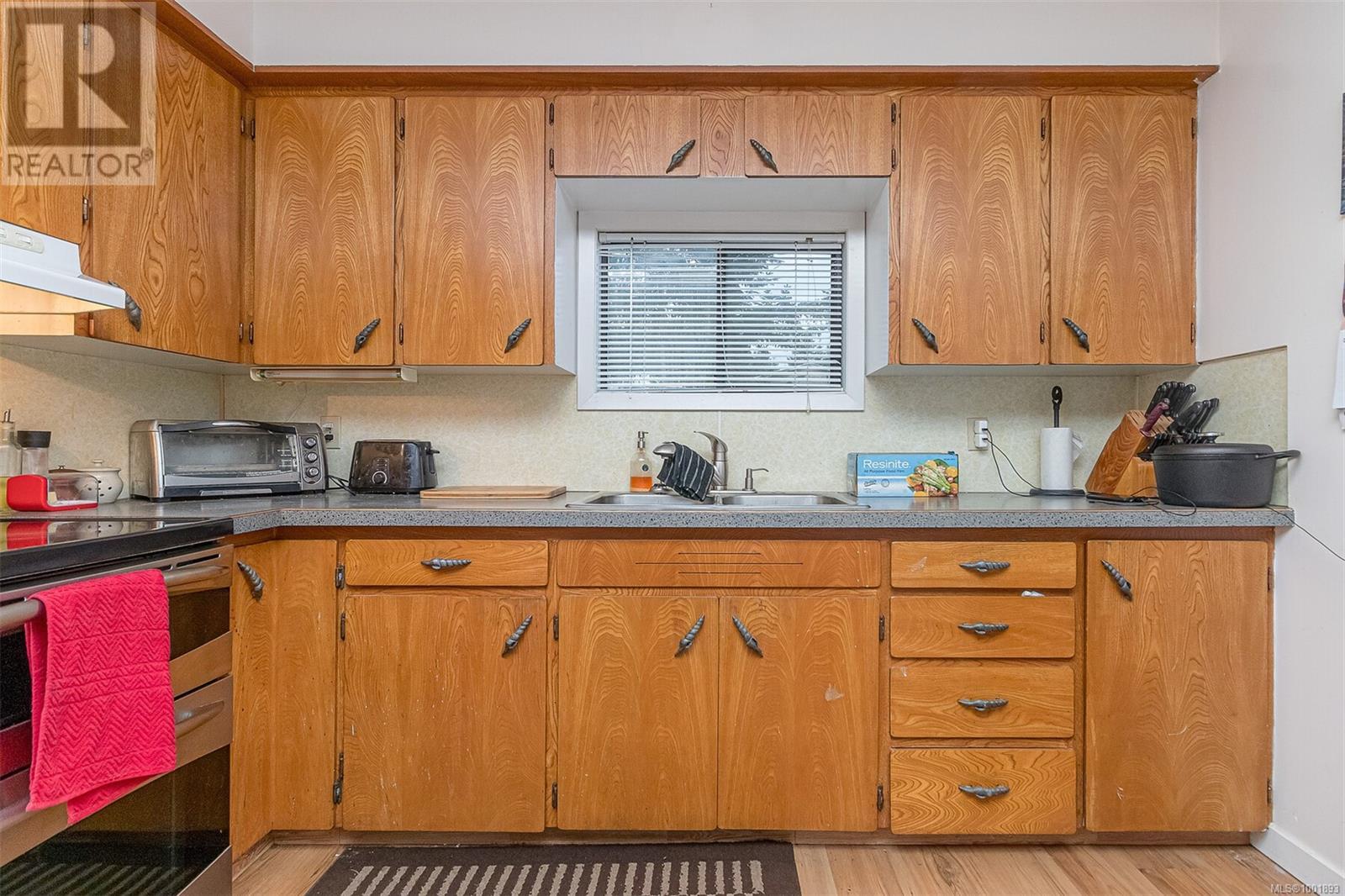 Photo 10 of 5580 Island Hwy W, Qualicum Beach BC