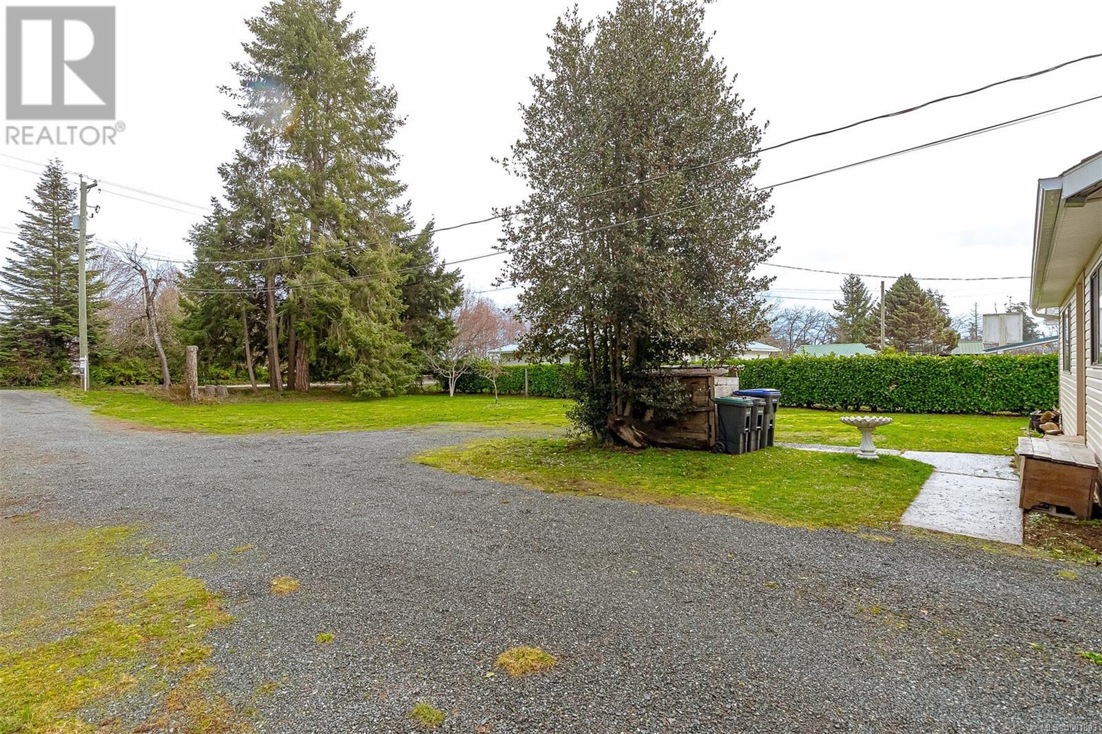 Photo 23 of 5580 Island Hwy W, Qualicum Beach BC