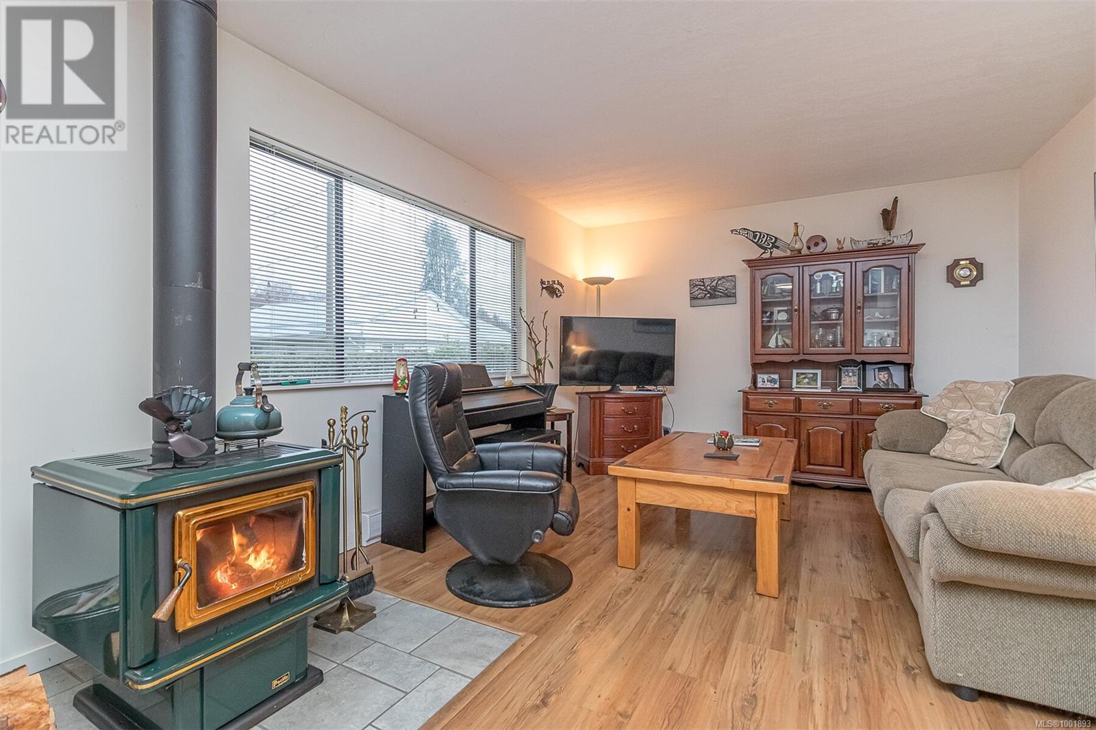 Photo 6 of 5580 Island Hwy W, Qualicum Beach BC