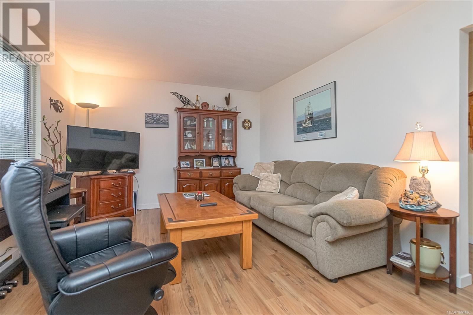 Photo 7 of 5580 Island Hwy W, Qualicum Beach BC