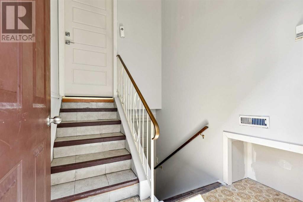Single Family House Bi-level for Sale in  Berwick Road NW Beddington Heights Calgary 