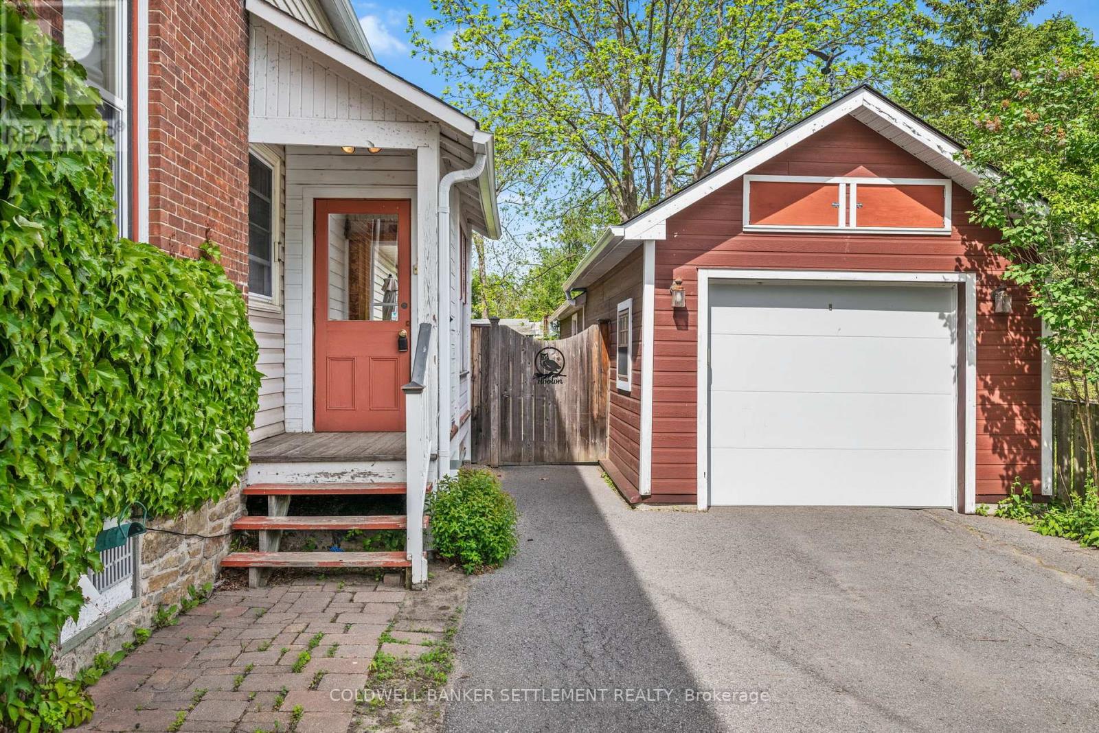 Photo 37 of 27 Lewis Street, Perth ON
