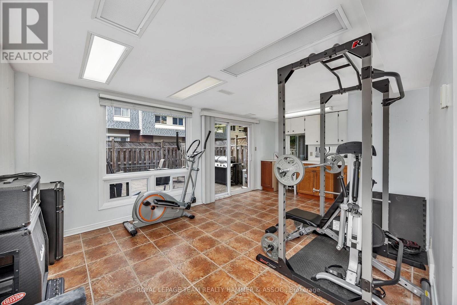 https://ddfcdn.realtor.ca/listing/TS638844581629530000/reb76/highres/1/x12165361_26.jpg