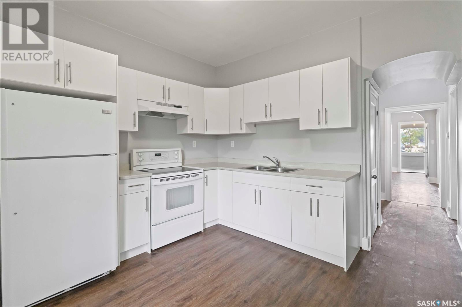 Photo 11 of 110 F Avenue S, Saskatoon SK