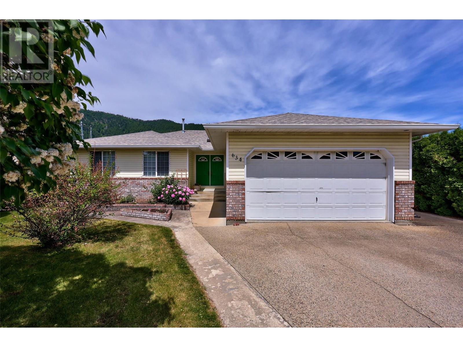 Photo 4 of 634 Hysop Place, Chase BC