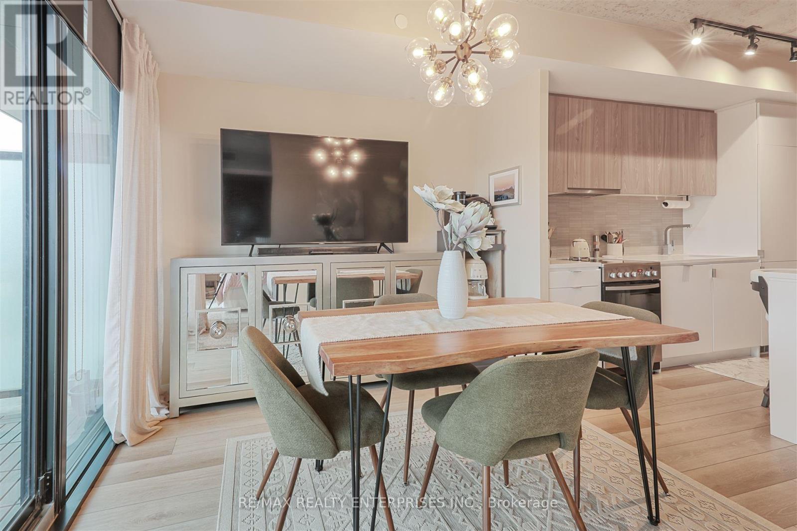Photo 5 of 410 7 Smith Crescent, Toronto ON