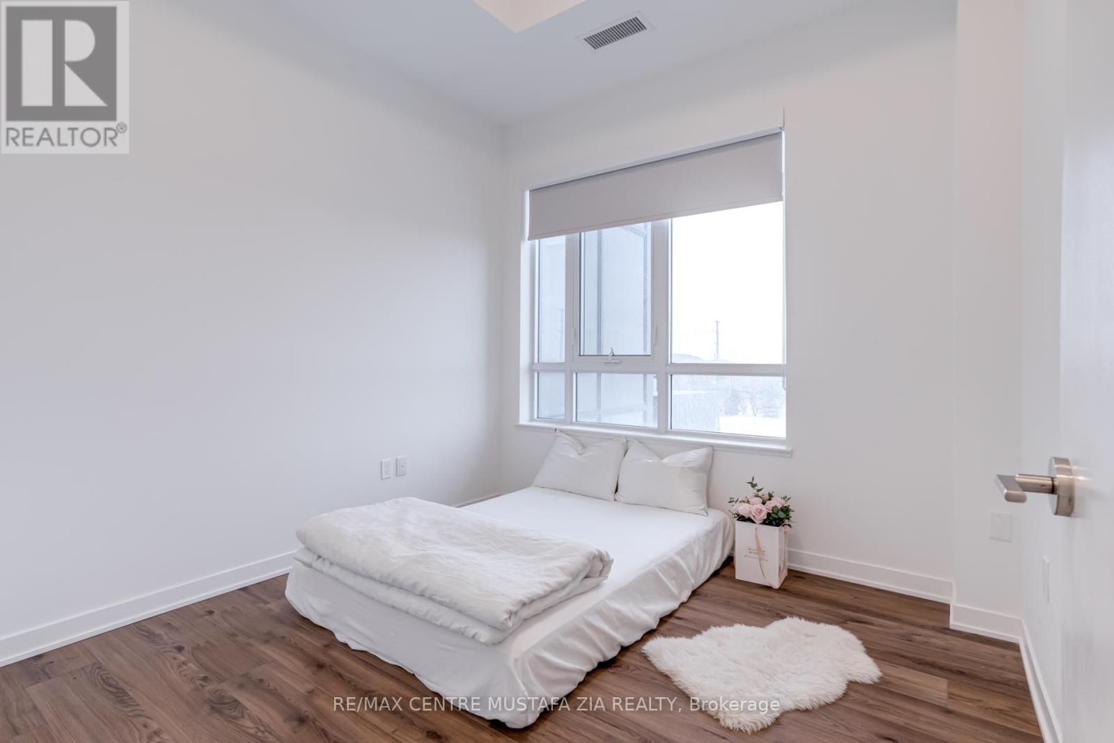 Photo 23 of 217 395 Dundas Street W, Oakville ON