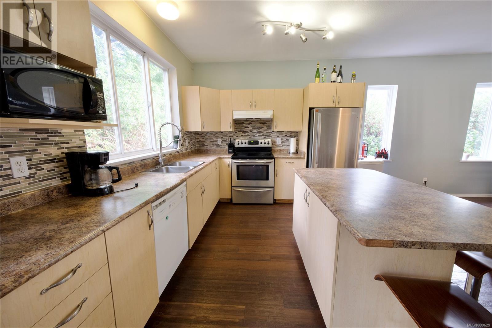 645 Shore Pine Cres, Tofino
