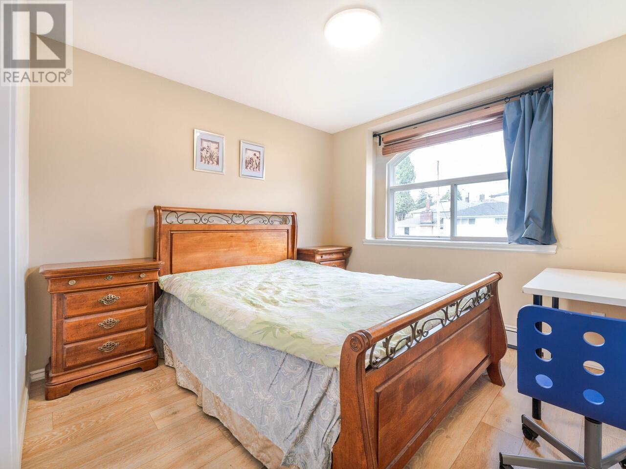 Photo 18 of 7580 12 Th Avenue, Burnaby BC