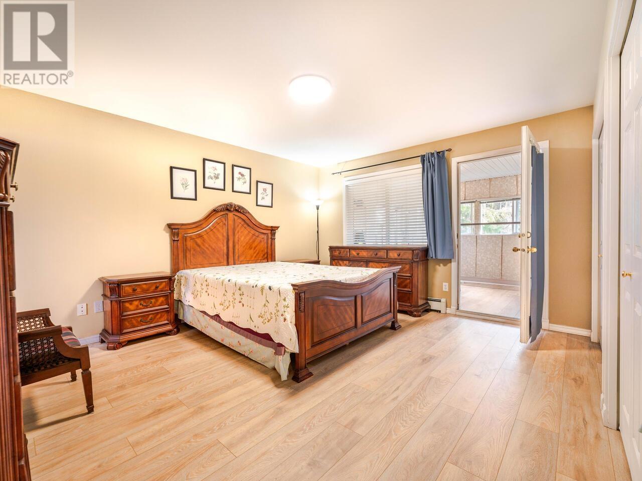 Photo 24 of 7580 12 Th Avenue, Burnaby BC