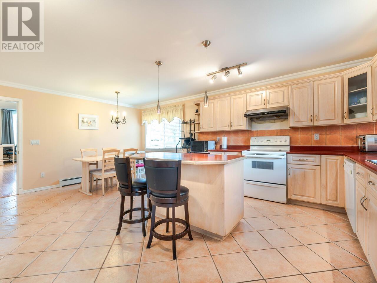 Photo 9 of 7580 12 Th Avenue, Burnaby BC