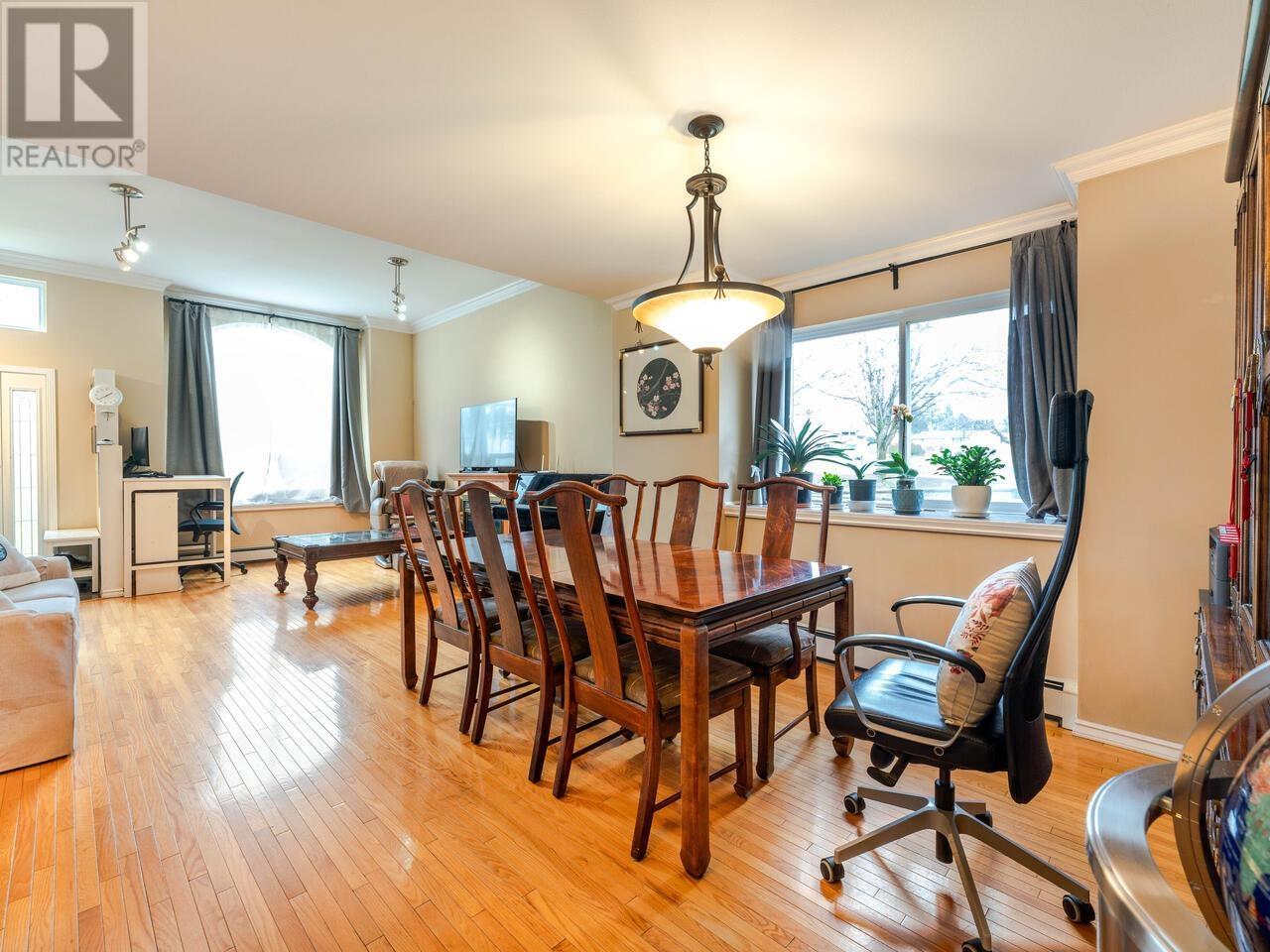 Photo 26 of 7580 12 Th Avenue, Burnaby BC