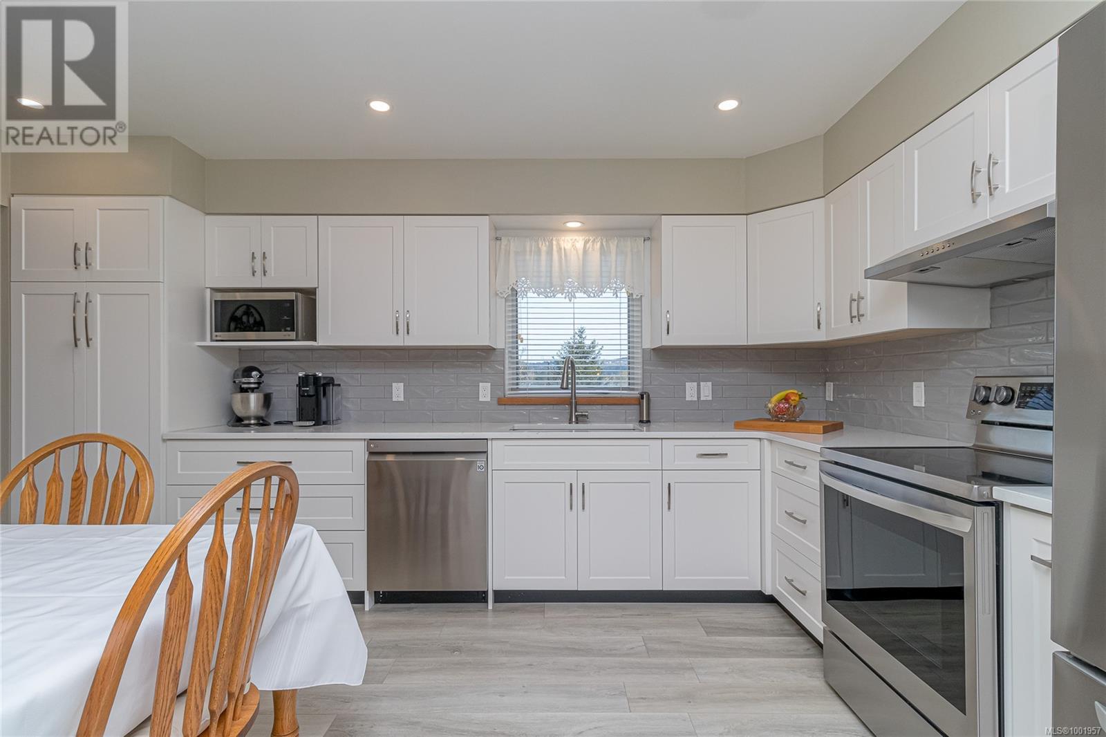 Photo 10 of 6627 Lakes Rd, Duncan BC