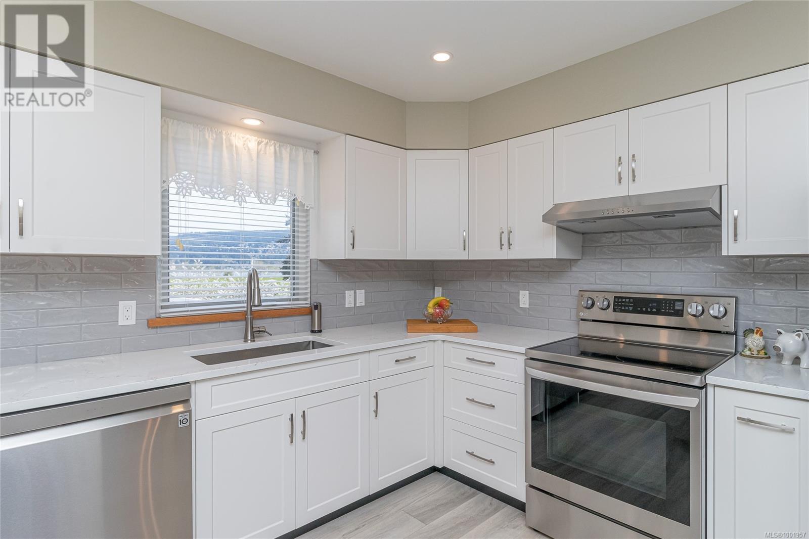 Photo 11 of 6627 Lakes Rd, Duncan BC